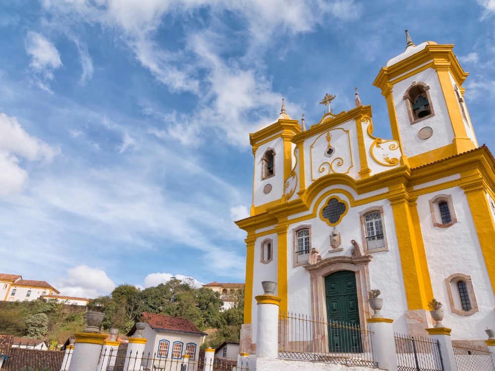 Igreja histórica em cidade universitária de Minas Gerais, cenário urbano tradicional que atrai estudantes em busca de moradia como **kitnet centro montes claros** próxima a faculdades e ao comércio local.