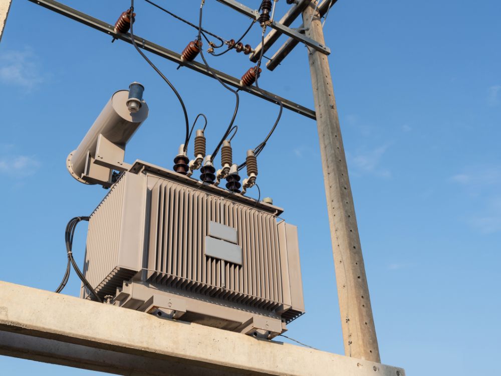 Transformador elétrico instalado em poste de distribuição de energia, ilustrando erros que podem estragar um transformador e comprometer o sistema elétrico.