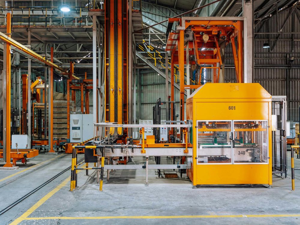 Equipamentos industriais automatizados em linha de produção fabril, estrutura com sistemas pneumáticos utilizados em processos industriais..