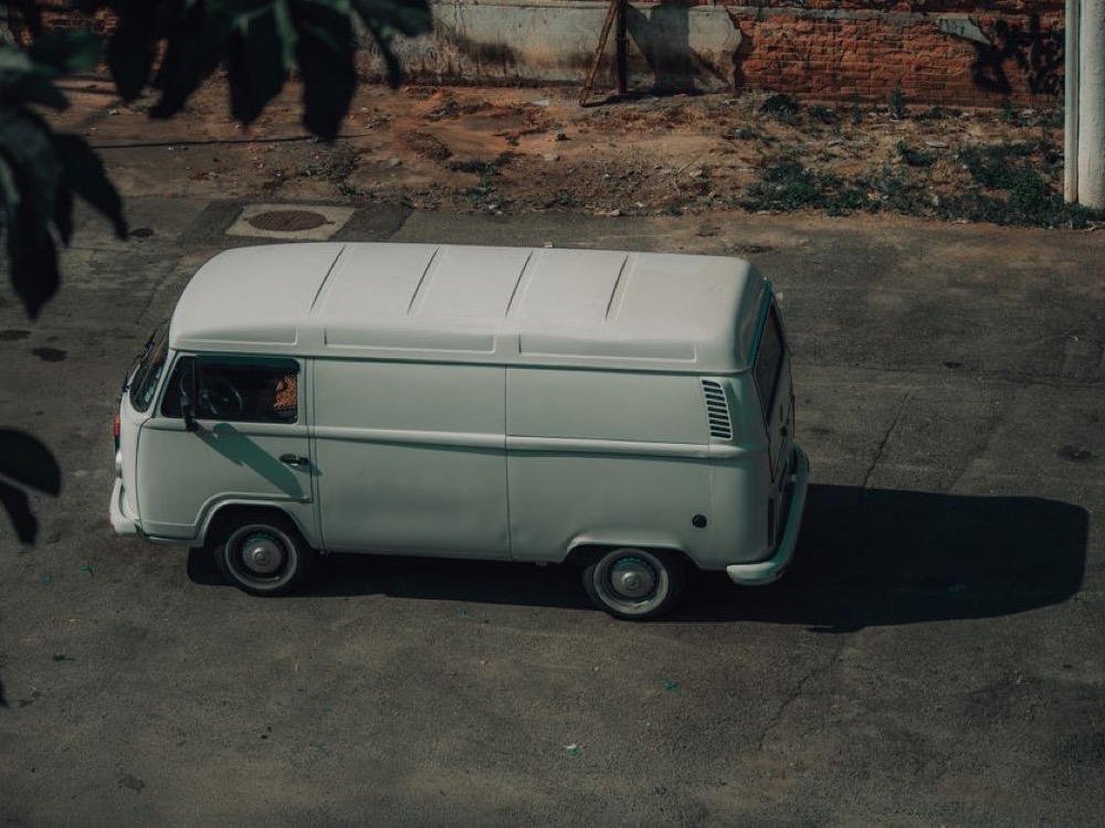 Imagem de capa de furgão branco na rua