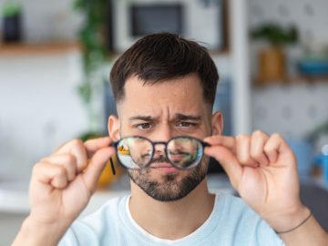 Uma pessoa jovem pode ficar cega